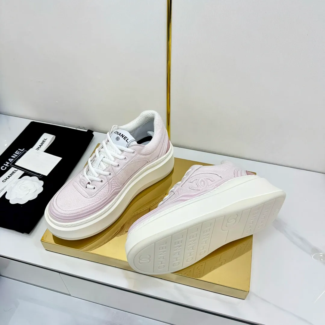 👟👟Ex-factory price 680👟👟 Upgraded version, upgraded version, upgraded version! No rebuttal accepted! ! ! ! Chanel Chanel panda shoes! 2025 counter's top casual sports shoes. This classic design; the upper is electro-embroidered with a variety of techniques; the outsole is fashionable and sporty; the unusual inclusion of a variety of color matching elements... The diversified mix and match is very good-looking and versatile, and can be used for leisure, fashion, sports, and outdoor... ꫛꫀꪝ Go➫ Materials: ❶Upper made of: original imported first-layer silk cowhide + original waterproof cloth + original first-layer cowhide ❷Inner lining: Original Yangli+Net ❸Outsole based on: Original TPU combination outsole Counter boutique packaging complete set for women 35–41 👉 👉 👉 👉 👉 👉 👉